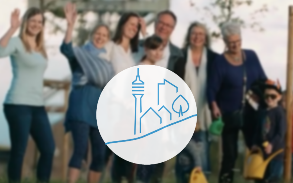 ZWK Im Vordergrund ist das ZWK-Icon. Im Hintergrund sieht man verschwommen eine Gruppe jüngerer und älterer Menschen.